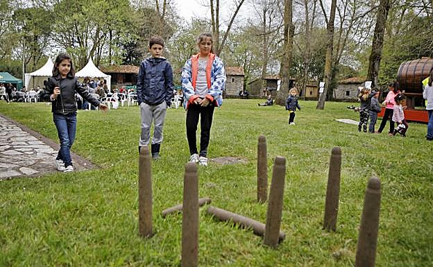 Taller de juegos tradicionales en el recinto del Museo del Pueblu d'Asturies.