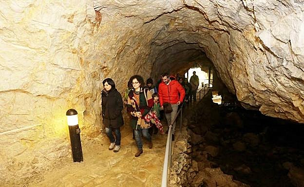 Un grupo de visitantes en la cueva Tito Bustillo.