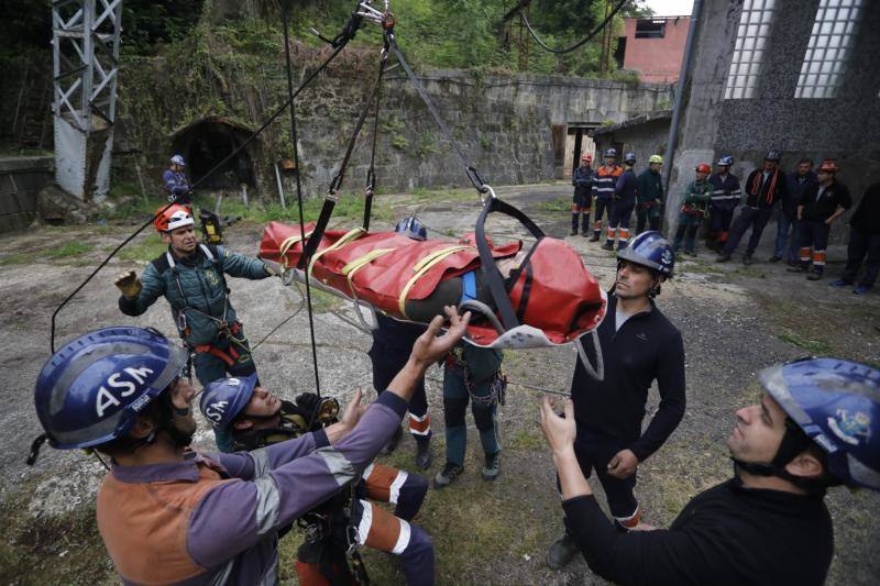 El pozo Fondón fue el escenario en el que veintinueve especialistas, diecisiete brigadistas de Salvamento Minero y doce agentes de la Guardia Civil compartieron durante tres días informaciónj y duro entrenamiento.