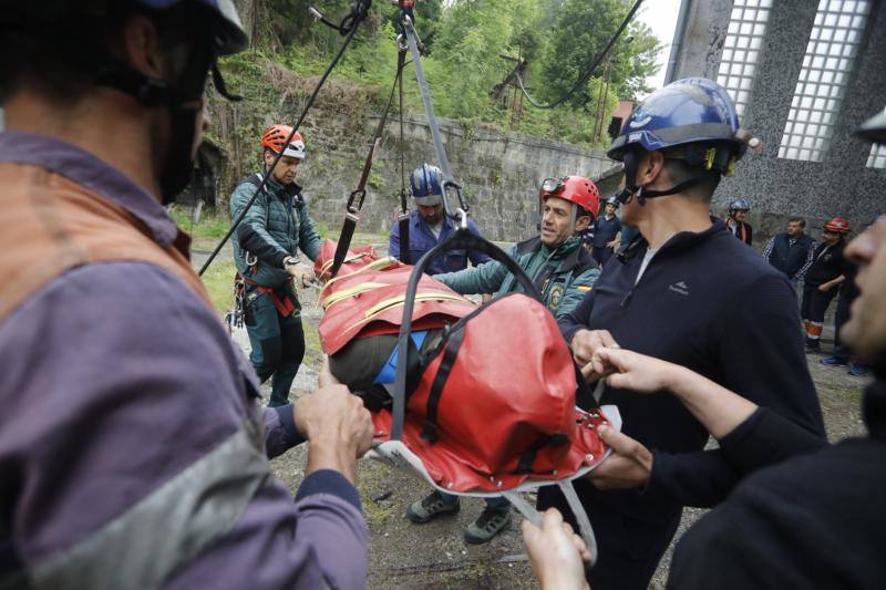 El pozo Fondón fue el escenario en el que veintinueve especialistas, diecisiete brigadistas de Salvamento Minero y doce agentes de la Guardia Civil compartieron durante tres días informaciónj y duro entrenamiento.