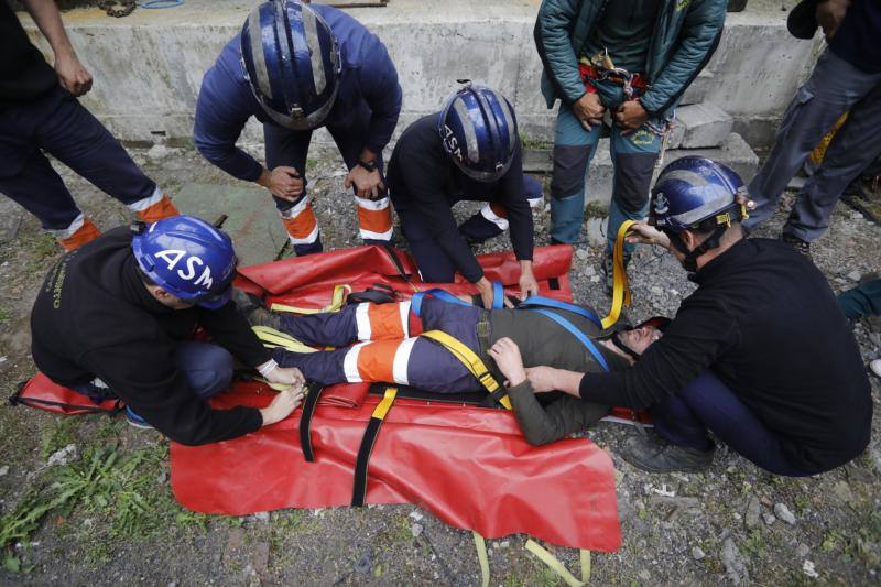 El pozo Fondón fue el escenario en el que veintinueve especialistas, diecisiete brigadistas de Salvamento Minero y doce agentes de la Guardia Civil compartieron durante tres días informaciónj y duro entrenamiento.