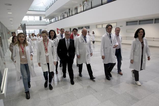 El consejero de Sanidad, con el equipo de oncología del Hospital Universitario Central de Asturias. 