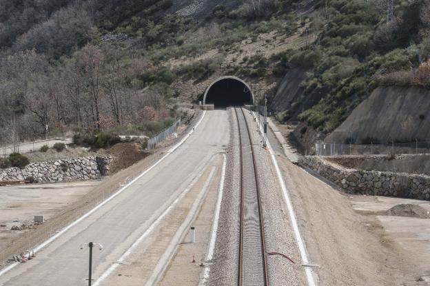 Una de las vías ya montadas en el lado leonés, pendiente del montaje de la segunda y de la catenaria. 