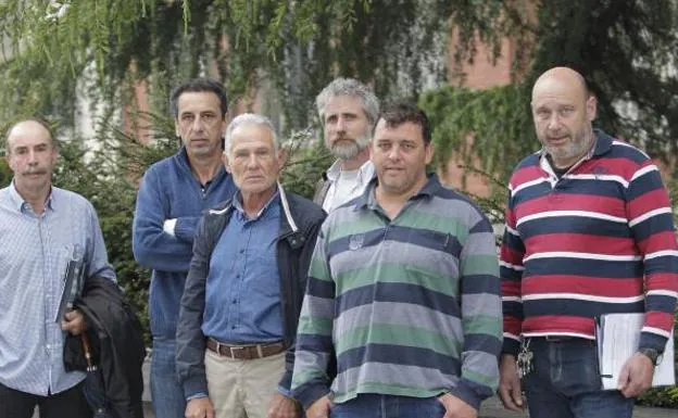 Chus García, José Luis López, Anselmo García, Xuan Valladares, Fernando Villarroel y Manuel Molleda, en Oviedo, donde se quejaron del «acoso» al que creen se somete al medio rural. 