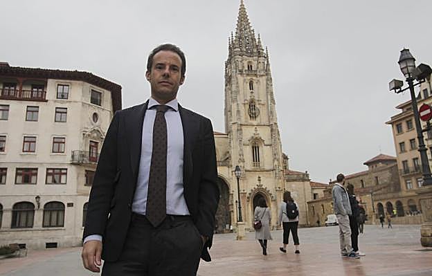 Ignacio Cuesta, con la Catedral al fondo. :: M. ROJAS