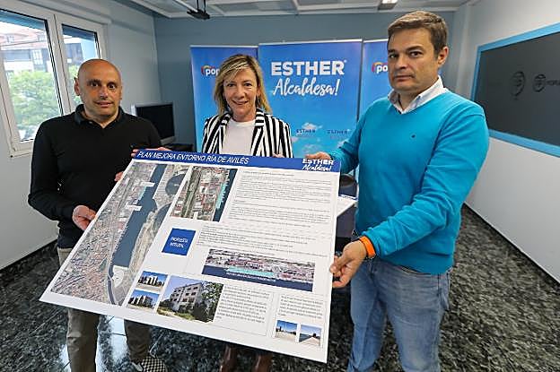 Pablo Menéndez, Esther Llamazares y Pedro de Rueda, ayer en la sede del PP. 