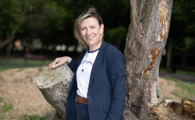 Esther Llamazares, durante la sesión fotográfica en el parque Ferrera. 