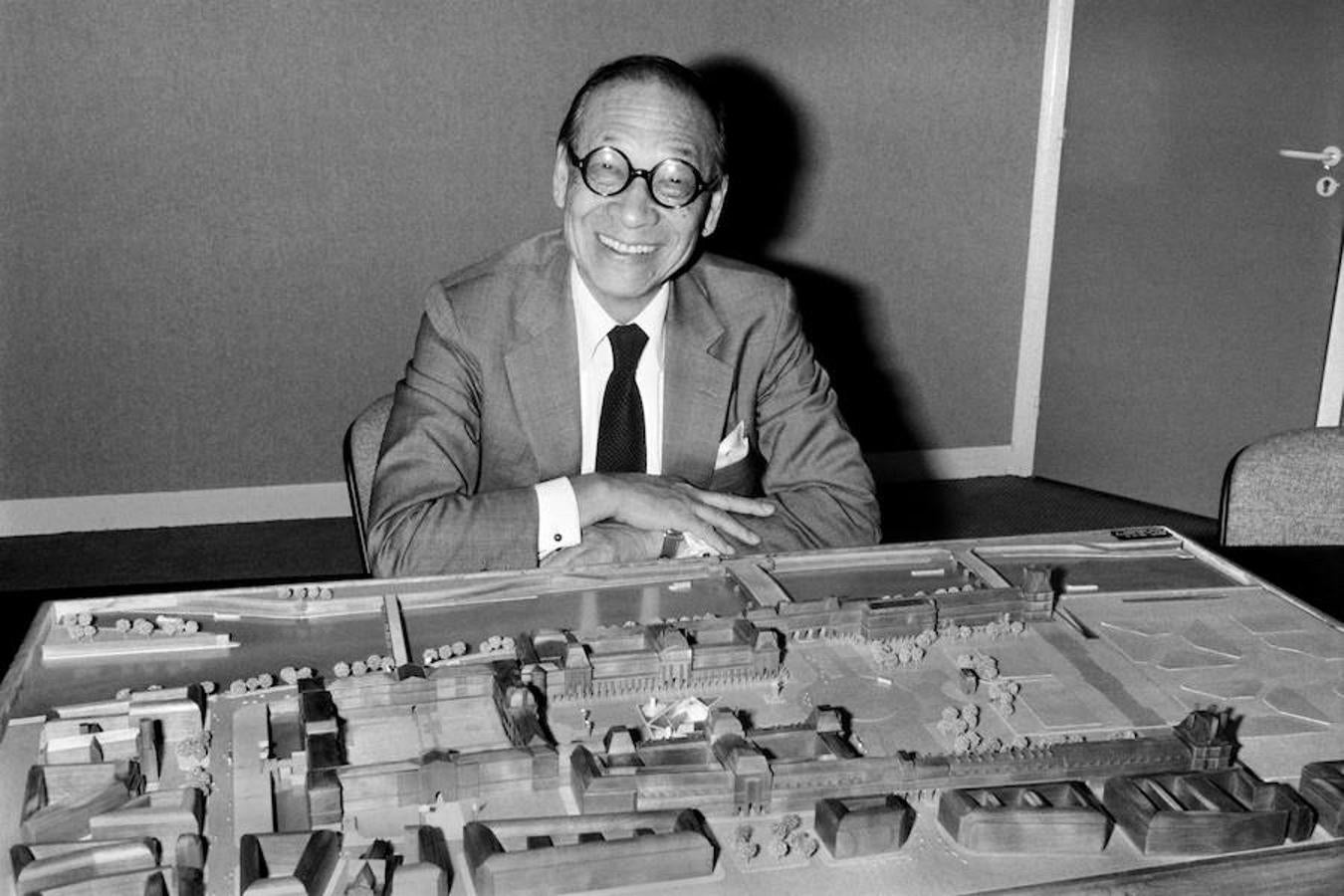 El arquitecto Ieoh Ming Pei ha muerto este jueves a los 102 años. Diseñó edificios y rascacielos de todo el mundo, entre ellos, la pirámide del Louvre, el Museo Miho de Kyoto o la Nacional Gallery of Art en Washington. También fue ganador del Premio Pritzker, el galardón más prestigioso de la arquitectura. 