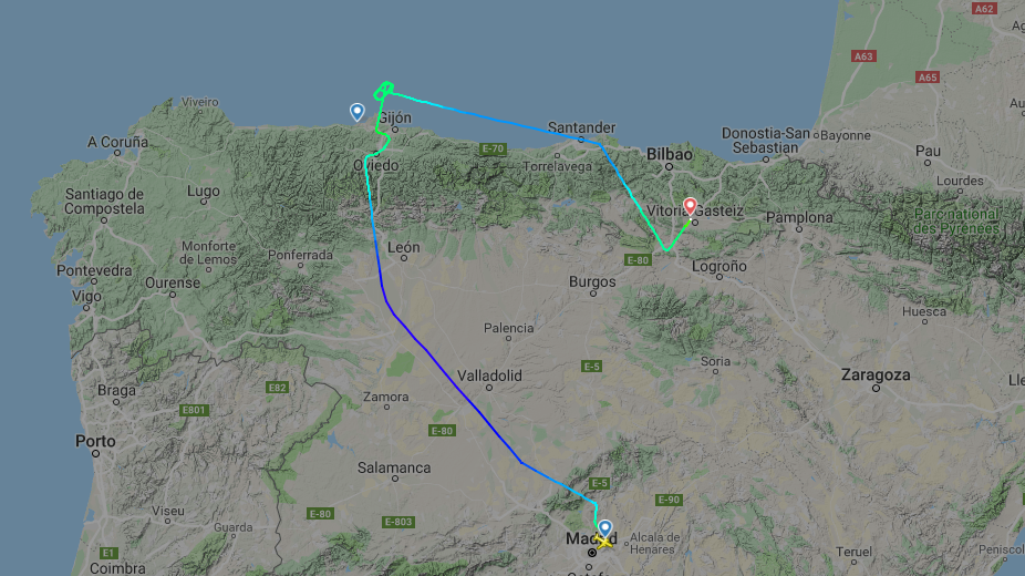 Ruta realizada por el vuelo IB0476 que debía aterrizar en Asturias y fue desviado a Vitoria, según la herramienta en tiempo real FlightRadar