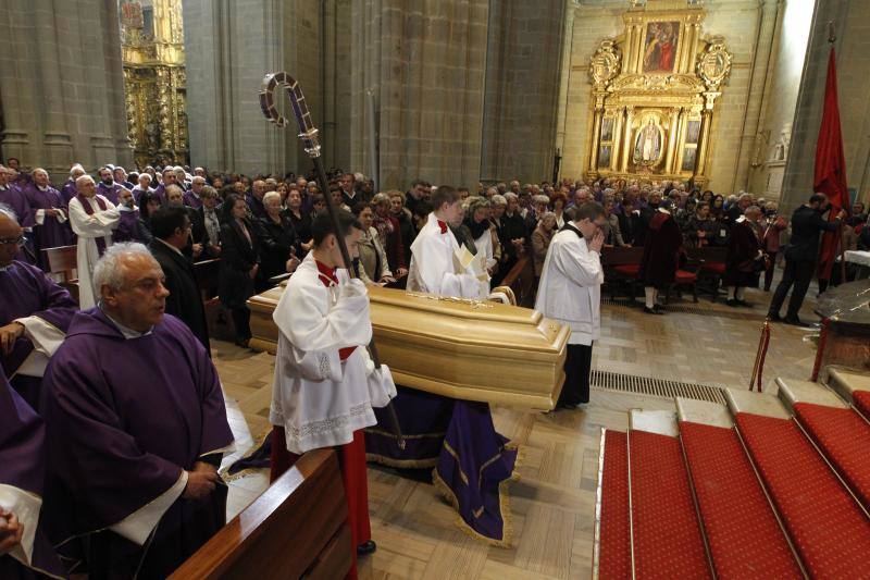 El funeral del asturiano Juan Antonio Menéndez se celebró en la Catedral de la ciudad leonesa, a la que acudieron el arzobispo de Oviedo, Jesús Sanz Montes, que presidió el acto, o el Padre Ángel, en una multitudinaria despedida