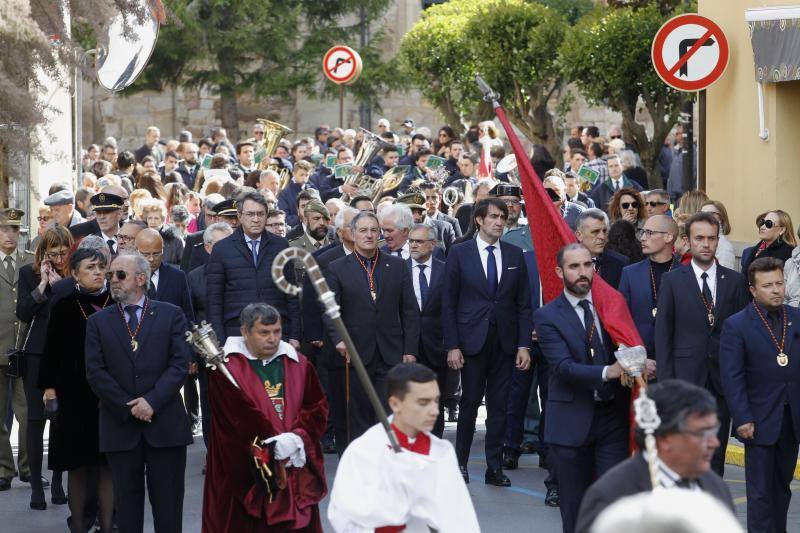 El funeral del asturiano Juan Antonio Menéndez se celebró en la Catedral de la ciudad leonesa, a la que acudieron el arzobispo de Oviedo, Jesús Sanz Montes, que presidió el acto, o el Padre Ángel, en una multitudinaria despedida