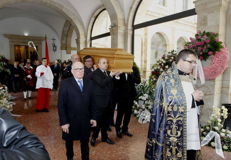 El funeral del asturiano Juan Antonio Menéndez se celebró en la Catedral de la ciudad leonesa, a la que acudieron el arzobispo de Oviedo, Jesús Sanz Montes, que presidió el acto, o el Padre Ángel, en una multitudinaria despedida