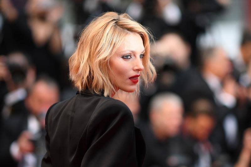 La actriz española lució impresionante en la alfombra roja de Cannes acompañada de sus compañeros de 'Dolor y Gloria'.