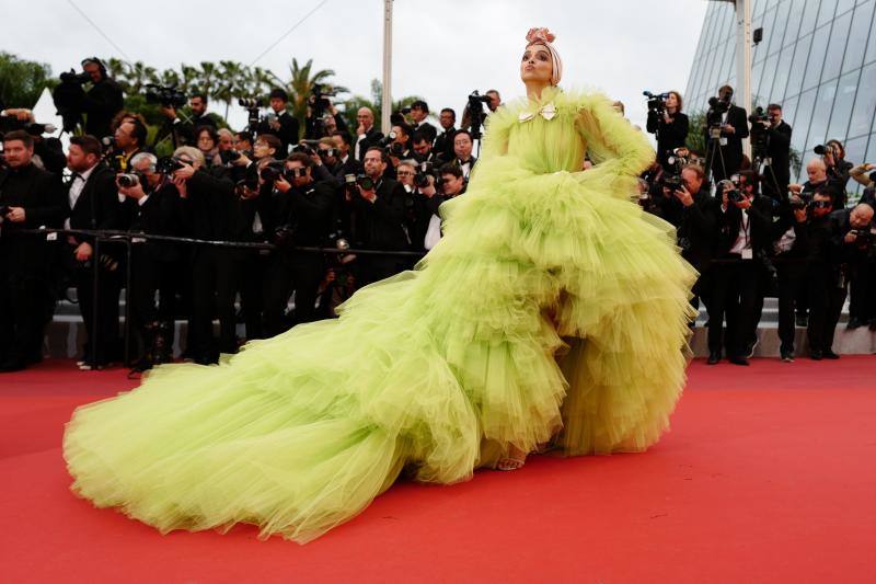 La actriz española lució impresionante en la alfombra roja de Cannes acompañada de sus compañeros de 'Dolor y Gloria'.