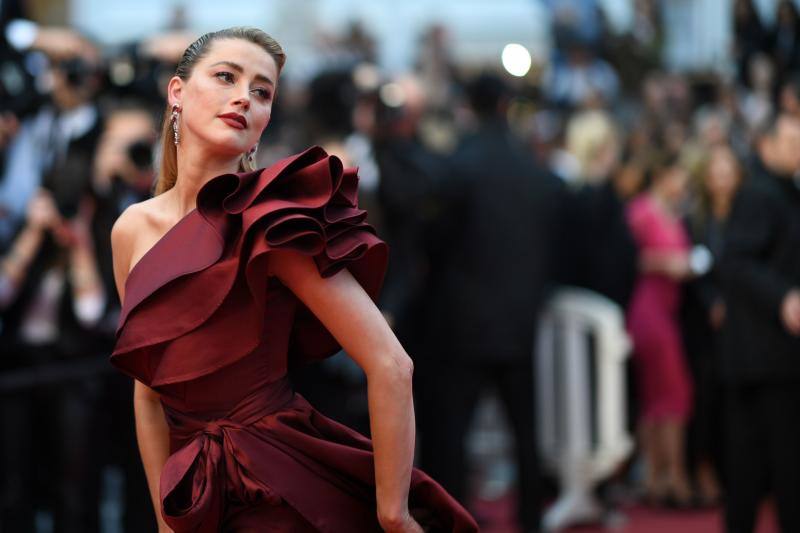 La actriz española lució impresionante en la alfombra roja de Cannes acompañada de sus compañeros de 'Dolor y Gloria'.