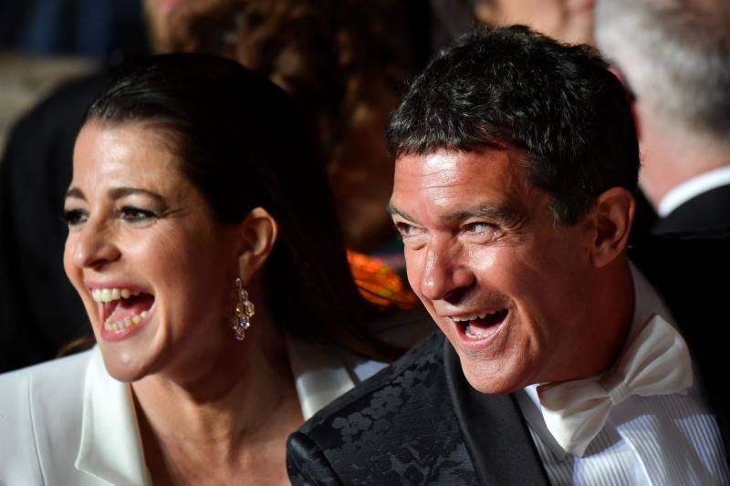 La actriz española lució impresionante en la alfombra roja de Cannes acompañada de sus compañeros de 'Dolor y Gloria'.