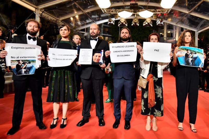 La actriz española lució impresionante en la alfombra roja de Cannes acompañada de sus compañeros de 'Dolor y Gloria'.