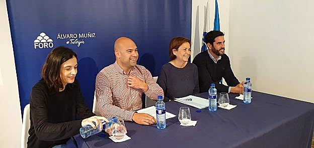 Ana Braña, Jesús Martínez Salvador, Carmen Moriyón y Rubén Hidalgo, en la sede de su partido. :: J. L. R.
