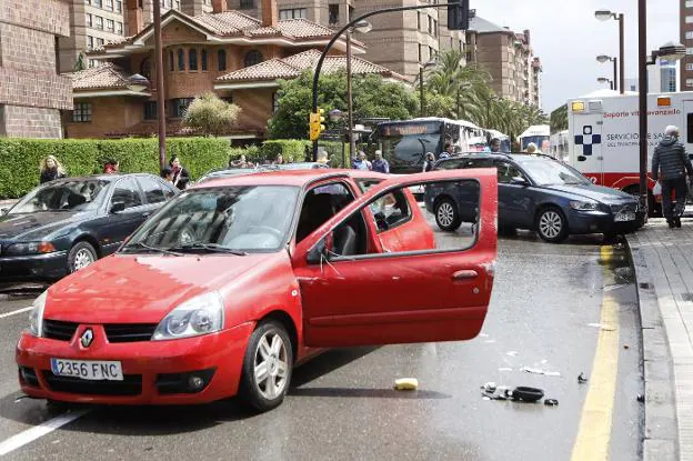 Uno de los coches accidentados, con un segundo al fondo. 