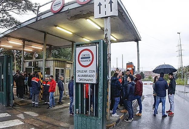 Trabajadores de Arcelor protestan en la entrada de la factoría de Gijón durante la jornada de huelga del pasado mes de abril. 