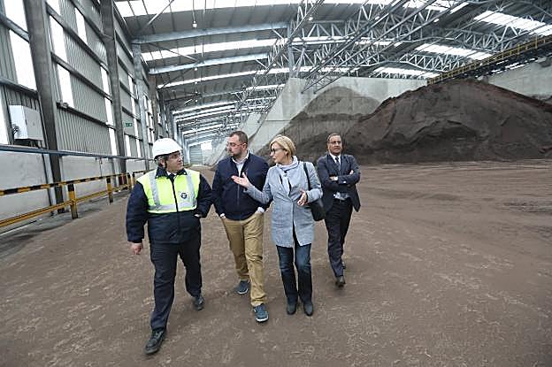 Barbón, Monteserín y Lastra, en una de las naves portuarias de Asturiana de Zinc. 