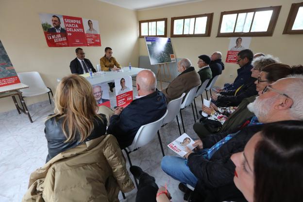 Iván Fernández, junto al consejero Fernando Lastra. :: MARIETA