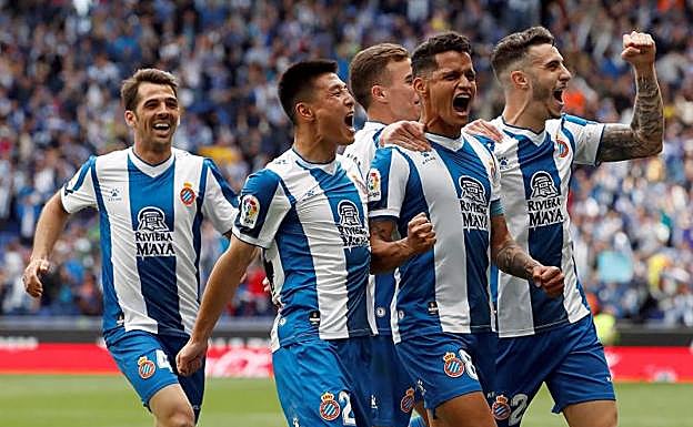 Los jugadores del Espanyol celebran uno de los goles ante la Real Sociedad.