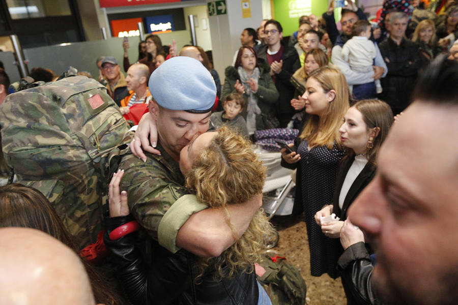 Un centenar de personas recibe en el aeropuerto de Asturias entre aplausos a los 58 militares del Regimiento de Infantería Príncipe llegados de su misión en el Líbano