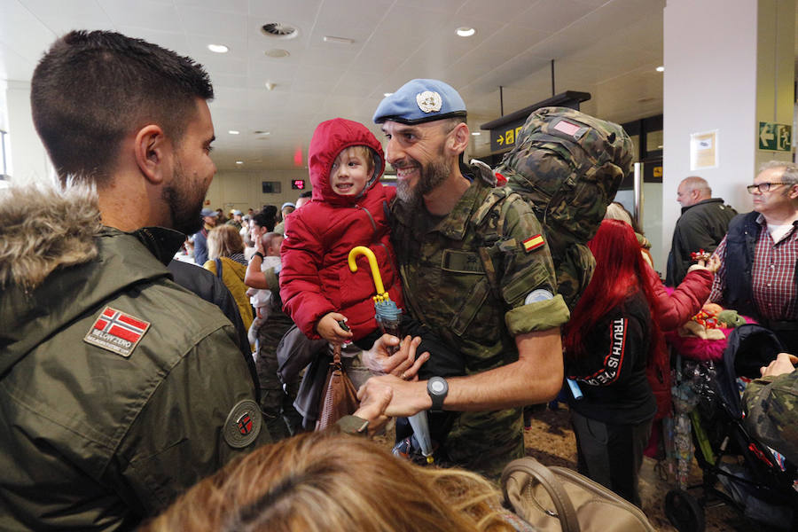 Un centenar de personas recibe en el aeropuerto de Asturias entre aplausos a los 58 militares del Regimiento de Infantería Príncipe llegados de su misión en el Líbano