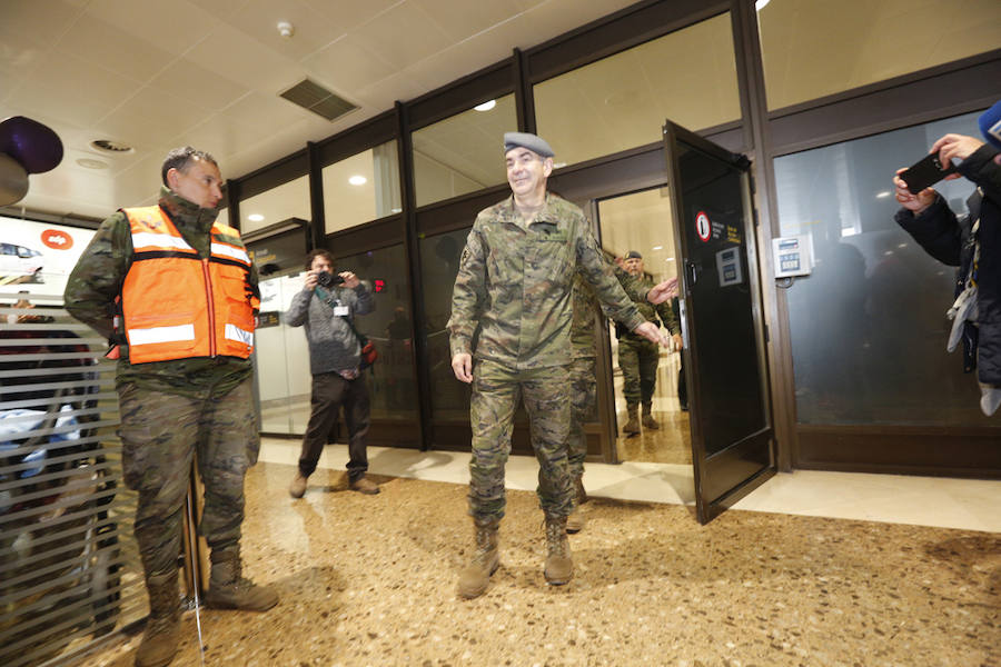 Un centenar de personas recibe en el aeropuerto de Asturias entre aplausos a los 58 militares del Regimiento de Infantería Príncipe llegados de su misión en el Líbano