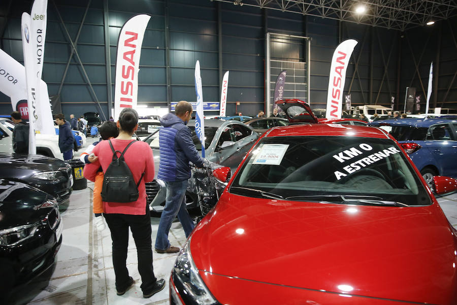 Los gijoneses acuden a la feria de vehículos de ocasión para aprovechar toda la oferta disponible.