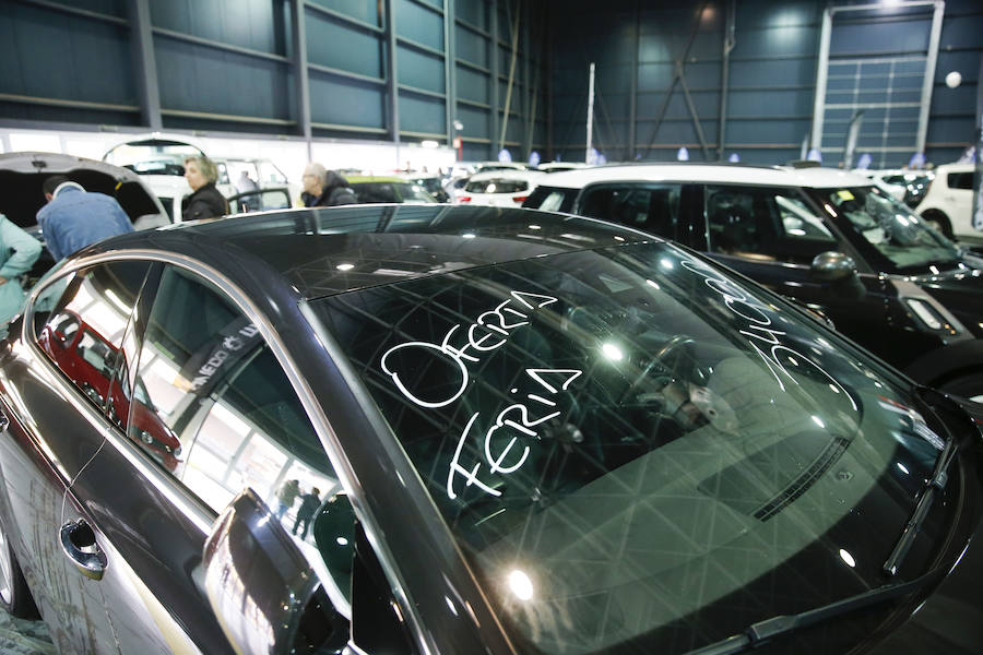 Los gijoneses acuden a la feria de vehículos de ocasión para aprovechar toda la oferta disponible.