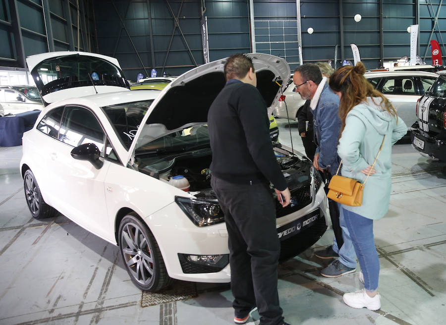 Los gijoneses acuden a la feria de vehículos de ocasión para aprovechar toda la oferta disponible.