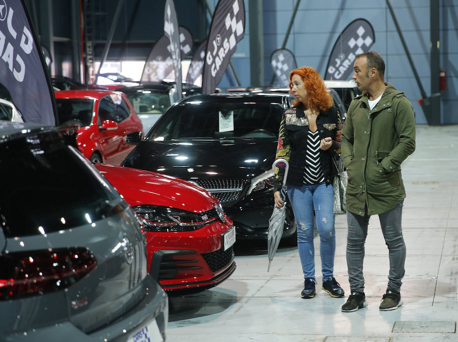 Los gijoneses acuden a la feria de vehículos de ocasión para aprovechar toda la oferta disponible.