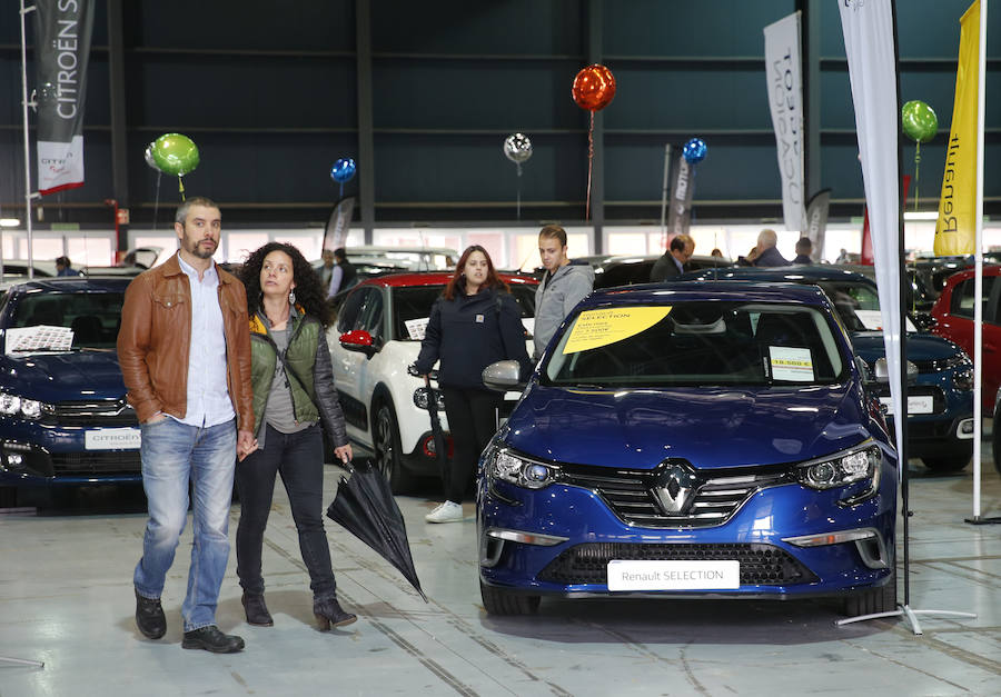 Los gijoneses acuden a la feria de vehículos de ocasión para aprovechar toda la oferta disponible.