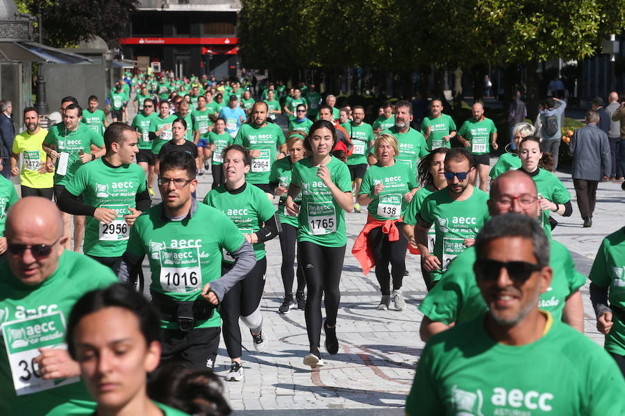 Una vez más el deporte y la solidaridad de gente procedente de toda Asturias, se dieron la mano para correr la marcha solidaria 'AECC en marcha. Asturias contra el cáncer', organizada por la Junta Provincial de la Asociación Española Contra el Cáncer (AECC) que cumple este año su cuarta edición. Se trata de una de las citas anuales más importantes para la asociación que en esta ocasión contó con un padrino de lujo: el ciclista asturiano Chechu Rubiera, quién también participó en el evento deportivo, además de otras personalidades.