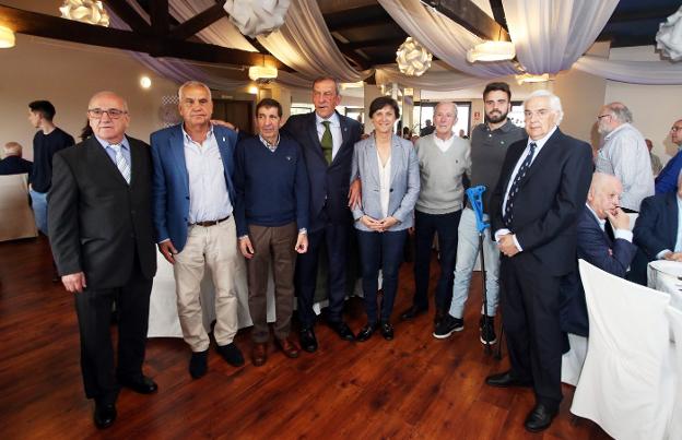 Marianín, Prieto, Lolín y Vicente González Villamil recibieron la insignia de oro y brillantes de la Asociación de Veteranos del Real Oviedo, que distinguió a la seleccionador española sub 17 Toña Is y al exjugador oviedista Pelayo Novo. 