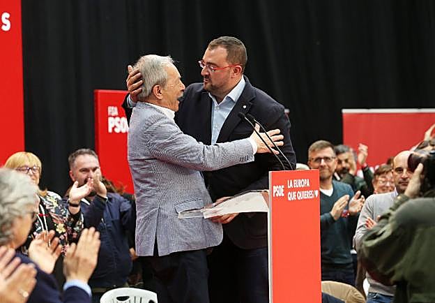 Adrián Barbón saluda afectuosamente a Wenceslao López. 