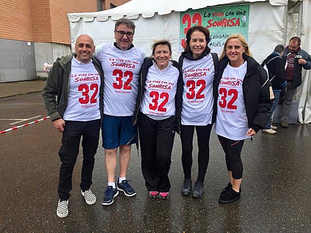 Esther Llamazares y su equipo tras la carrera. :: LVA