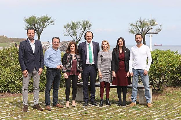 Eloy Alonso (PP), Javier González (PSOE), Guadalupe Fernández (Ciudadanos), Alberto García (Vox), Eva Menéndez (Podemos Castrillón), Yasmina Triguero (Izquierda Unida) y Eugenio García (Equo). A la sesión fotográfica no pudo acudir Vítor Sampedro, de Foro. 