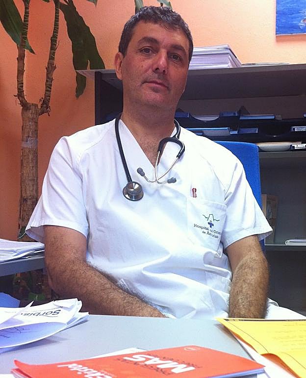 2015. En su despacho en el hospital de Arriondas, donde ejerce su profesión.