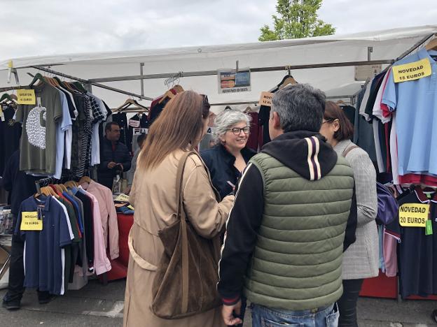 Ana González, ayer, durante su visita al Rastro. 