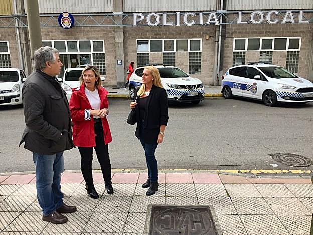 Llamazares presentó sus medidas ante la Jefatura de la Policía Local. 