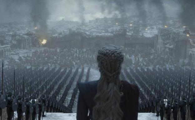 Daenerys ante su ejército.