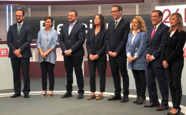 Los siete candidatos, junto al moderador del debate. 