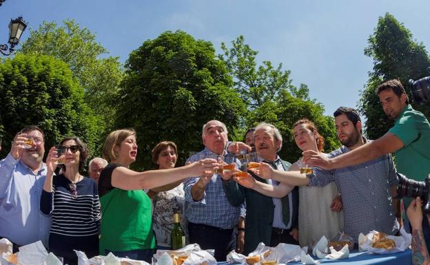 Ovetenses durante la celebración del Martes de Campo