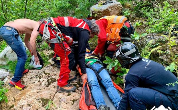 Herido un senderista holandés al ceder una barandilla en la Senda del Oso