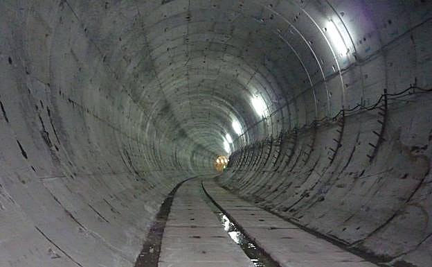 Interior del túnel del metrotrén de Gijón