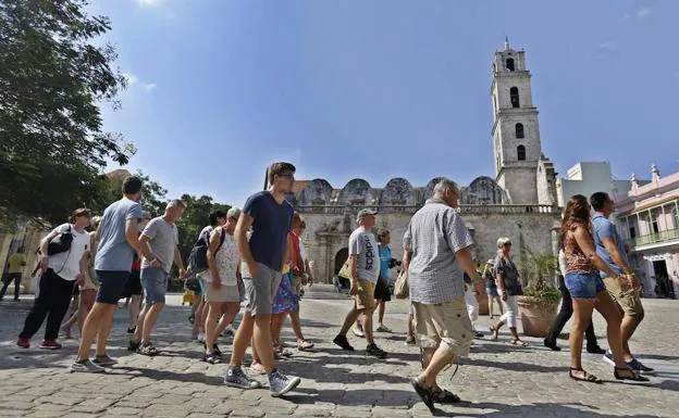 Un grupo de turistas en La Habana.