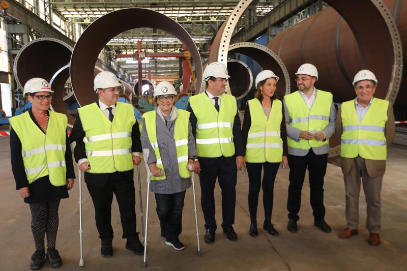 Una visita a las instalaciones de Tadarsa Eólica, una reunión con el comité de empresa de Alcoa y un acto político en Los Canapés han ocupado la agenda de la ministra de Industria en Avilés. Reyes Maroto ha estado acompañada del candidato del PSOE a la Presidencia regional, Adrián Barbón.